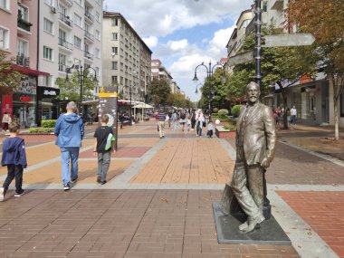 SOFYA, BULGARIA - 26 Eylül 2020: Bulgaristan 'ın başkenti Sofya' daki Vitosha Bulvarı 'nda yürüyen insanlar