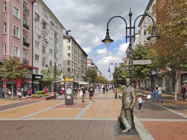 SOFYA, BULGARIA - 26 Eylül 2020: Bulgaristan 'ın başkenti Sofya' daki Vitosha Bulvarı 'nda yürüyen insanlar