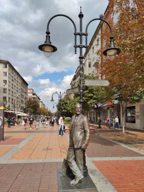SOFYA, BULGARIA - 26 Eylül 2020: Bulgaristan 'ın başkenti Sofya' daki Vitosha Bulvarı 'nda yürüyen insanlar