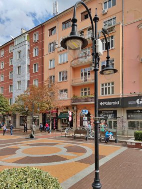 SOFYA, BULGARIA - 26 Eylül 2020: Bulgaristan 'ın başkenti Sofya' daki Vitosha Bulvarı 'nda yürüyen insanlar
