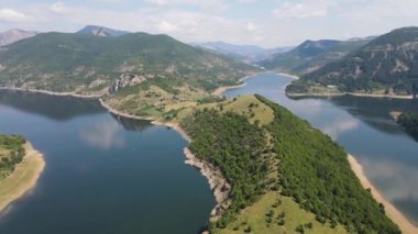 Bulgaristan 'ın Arda Nehri kıvrımlı ve Kardzhali Barajı' nın hava manzarası