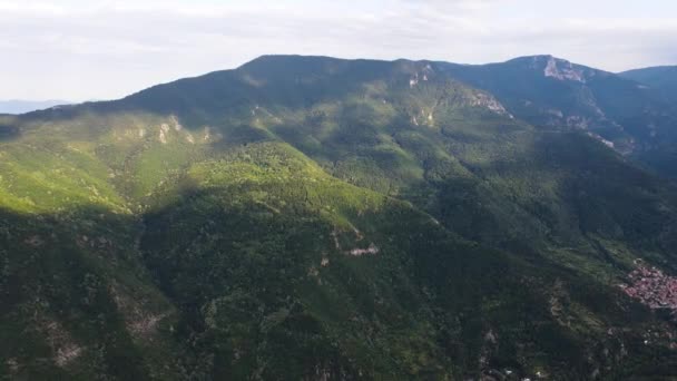 保加利亚普罗夫迪夫地区Asenovgrad镇附近罗得波山脉的空中景观 — 图库视频影像