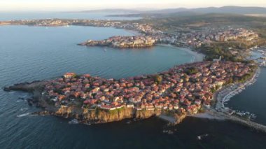 Bulgaristan 'ın Burgaz Bölgesi Sozopol kentinin şaşırtıcı hava gün batımı manzarası
