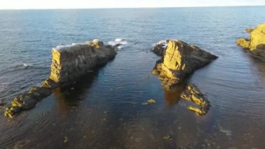Bulgaristan 'ın Burgaz Bölgesi Sinemorets köyü yakınlarındaki Kaya oluşumlarının hava görüntüsü Gemiler (Korabite)