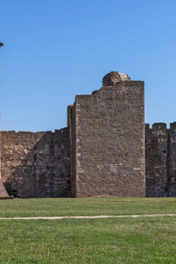 SMEDEREVO, SERBIA - 12 Ağustos 2019: Sırbistan 'ın Smederevo kentindeki Tuna Nehri kıyısındaki Kale Harabeleri