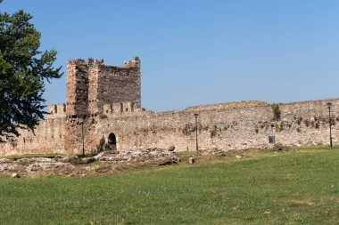 SMEDEREVO, SERBIA - 12 Ağustos 2019: Sırbistan 'ın Smederevo kentindeki Tuna Nehri kıyısındaki Kale Harabeleri