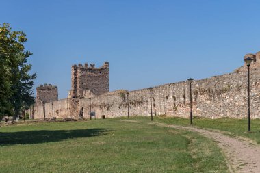 SMEDEREVO, SERBIA - 12 Ağustos 2019: Sırbistan 'ın Smederevo kentindeki Tuna Nehri kıyısındaki Kale Harabeleri