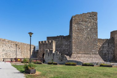 SMEDEREVO, SERBIA - 12 Ağustos 2019: Sırbistan 'ın Smederevo kentindeki Tuna Nehri kıyısındaki Kale Harabeleri