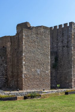 SMEDEREVO, SERBIA - 12 Ağustos 2019: Sırbistan 'ın Smederevo kentindeki Tuna Nehri kıyısındaki Kale Harabeleri