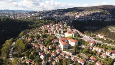Bulgaristan 'ın Veliko Tarnovo kentinin şaşırtıcı hava manzarası