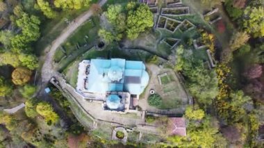 Bulgaristan 'ın İkinci Bulgar İmparatorluğunun başkentinin havadan görünüşü Ortaçağ kalesi Çarevetleri, Veliko Tarnovo, Bulgaristan
