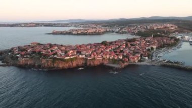 Bulgaristan 'ın Burgaz Bölgesi Sozopol kentinin şaşırtıcı hava gün batımı manzarası