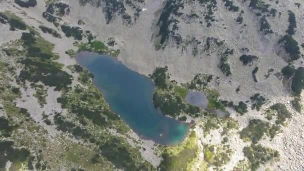 Luchtfoto Van Long Lake Pirin Mountain Bulgarije — Stockvideo