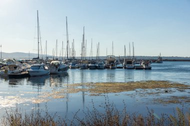 SOZOPOL, BULGARIA - 29 Ağustos 2020: Bulgaristan 'ın Burgaz Bölgesi Sozopol limanında İnanılmaz Günbatımı