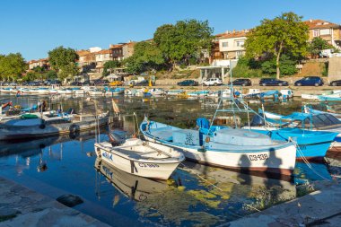 SOZOPOL, BULGARIA - 29 Ağustos 2020: Bulgaristan 'ın Burgaz Bölgesi Sozopol limanında İnanılmaz Günbatımı