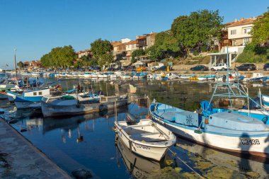 SOZOPOL, BULGARIA - 29 Ağustos 2020: Bulgaristan 'ın Burgaz Bölgesi Sozopol limanında İnanılmaz Günbatımı