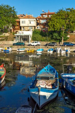 SOZOPOL, BULGARIA - 29 Ağustos 2020: Bulgaristan 'ın Burgaz Bölgesi Sozopol limanında İnanılmaz Günbatımı