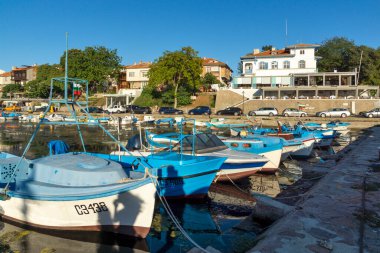 SOZOPOL, BULGARIA - 29 Ağustos 2020: Bulgaristan 'ın Burgaz Bölgesi Sozopol limanında İnanılmaz Günbatımı