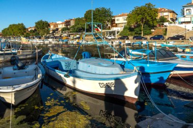 SOZOPOL, BULGARIA - 29 Ağustos 2020: Bulgaristan 'ın Burgaz Bölgesi Sozopol limanında İnanılmaz Günbatımı