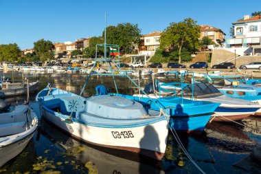 SOZOPOL, BULGARIA - 29 Ağustos 2020: Bulgaristan 'ın Burgaz Bölgesi Sozopol limanında İnanılmaz Günbatımı