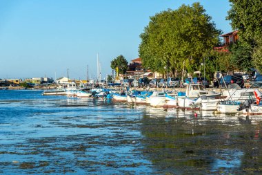 SOZOPOL, BULGARIA - 29 Ağustos 2020: Bulgaristan 'ın Burgaz Bölgesi Sozopol limanında İnanılmaz Günbatımı