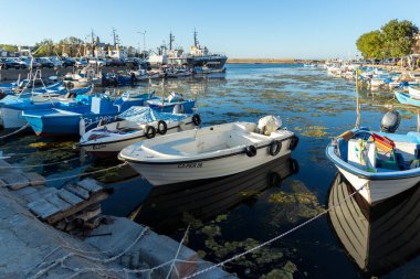 SOZOPOL, BULGARIA - 29 Ağustos 2020: Bulgaristan 'ın Burgaz Bölgesi Sozopol limanında İnanılmaz Günbatımı