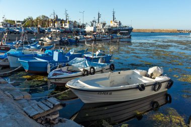 SOZOPOL, BULGARIA - 29 Ağustos 2020: Bulgaristan 'ın Burgaz Bölgesi Sozopol limanında İnanılmaz Günbatımı