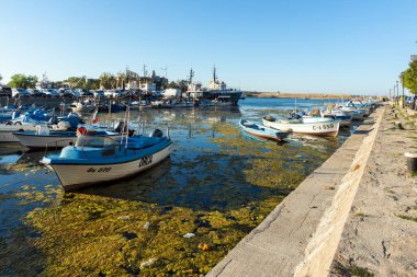 SOZOPOL, BULGARIA - 29 Ağustos 2020: Bulgaristan 'ın Burgaz Bölgesi Sozopol limanında İnanılmaz Günbatımı