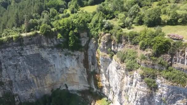 保加利亚巴尔干山脉Zasele村附近Skaklya瀑布的空中景观 — 图库视频影像