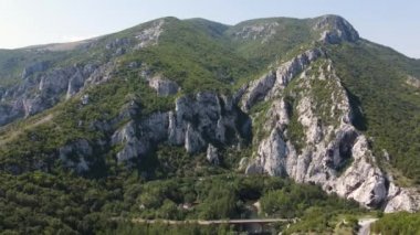 Iskar nehri ve Gorge 'daki Rocky tepelerinin hava manzarası, Balkan Dağları, Bulgaristan