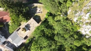 Bulgaristan 'ın Vratsa bölgesindeki İskar Nehri Boğazı ve Varsayım Ortaçağ Çerçeve Manastırı' nın hava manzarası