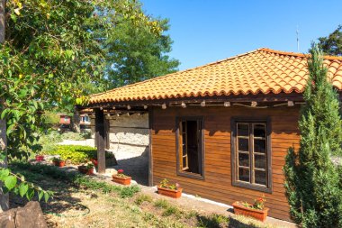 Bulgaristan 'ın Burgaz Bölgesi' nin tarihi Brashlyan kasabasında 19. yüzyıldan kalma eski evler