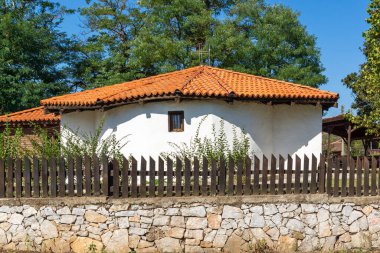 Bulgaristan 'ın Burgaz Bölgesi' nin tarihi Brashlyan kasabasında 19. yüzyıldan kalma eski evler