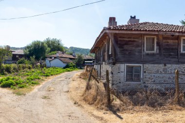 Bulgaristan 'ın Burgaz Bölgesi' nin tarihi Brashlyan kasabasında 19. yüzyıldan kalma eski evler