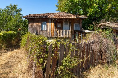 Bulgaristan 'ın Burgaz Bölgesi' nin tarihi Brashlyan kasabasında 19. yüzyıldan kalma eski evler