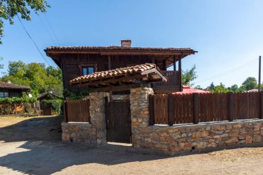 Bulgaristan 'ın Burgaz Bölgesi' nin tarihi Brashlyan kasabasında 19. yüzyıldan kalma eski evler