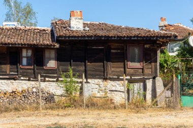 Bulgaristan 'ın Burgaz Bölgesi' nin tarihi Brashlyan kasabasında 19. yüzyıldan kalma eski evler