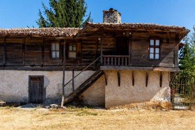 Bulgaristan 'ın Burgaz Bölgesi' nin tarihi Brashlyan kasabasında 19. yüzyıldan kalma eski evler