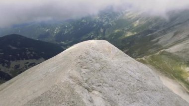 Vihren Tepesi 'nin hava manzarası, Pirin Dağı, Bulgaristan