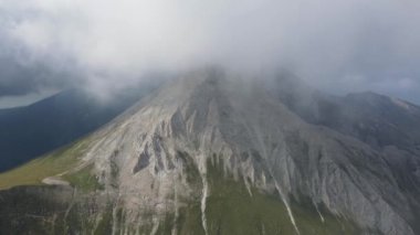 Bulutlarla kaplı Vihren Tepesi 'nin hava manzarası, Pirin Dağı, Bulgaristan
