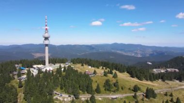 Bulgaristan 'ın Smolyan Bölgesi Pamporovo tatil beldesi yakınlarındaki Rodop Dağları ve Snezhanka kulesinin hava manzarası