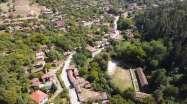 Bulgaristan 'ın Filibe Bölgesi, Otantik 19. yüzyıl evleriyle Svezhen köyünün havadan görünüşü