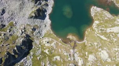 Bulgaristan 'ın Rila Dağı' ndaki Malyovitsa zirvesi yakınlarındaki Elenino gölünün havadan görüntüsü