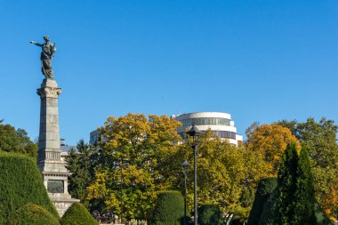 RUSE, BULGARIA -NOVEMBER 2, 2020: Bulgaristan 'ın Ruse kentinin merkezinde Özgürlük Anıtı