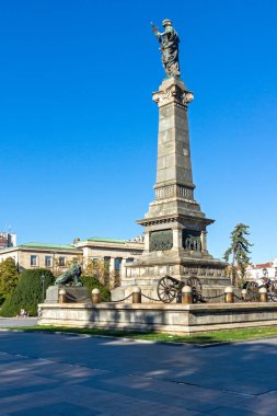 RUSE, BULGARIA -NOVEMBER 2, 2020: Bulgaristan 'ın Ruse kentinin merkezinde Özgürlük Anıtı