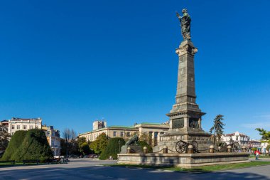 RUSE, BULGARIA -NOVEMBER 2, 2020: Bulgaristan 'ın Ruse kentinin merkezinde Özgürlük Anıtı