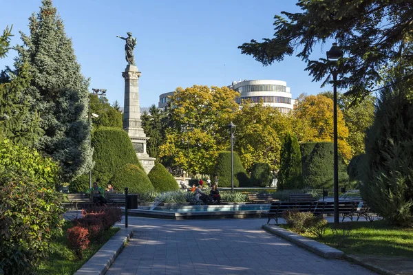 RUSE, BULGARIA -NOVEMBER 2, 2020: Bulgaristan 'ın Ruse kentinin merkezinde Özgürlük Anıtı
