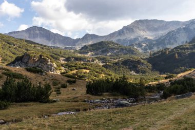 Bulgaristan 'ın Pirin Dağı' ndaki Banderitsa Nehri 'nin sonbahar manzarası