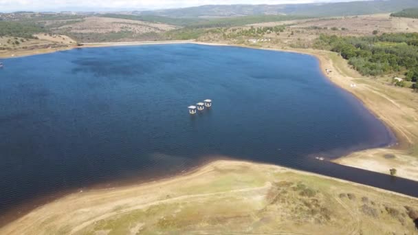 Widok Lotu Ptaka Jezioro Bakardere Pobliżu Miasta Ihtiman Bułgaria — Wideo stockowe