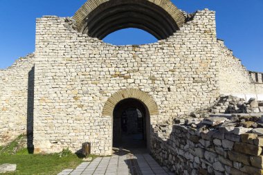 Bulgaristan 'ın Lovech kentindeki ortaçağ kalesinin kalıntıları